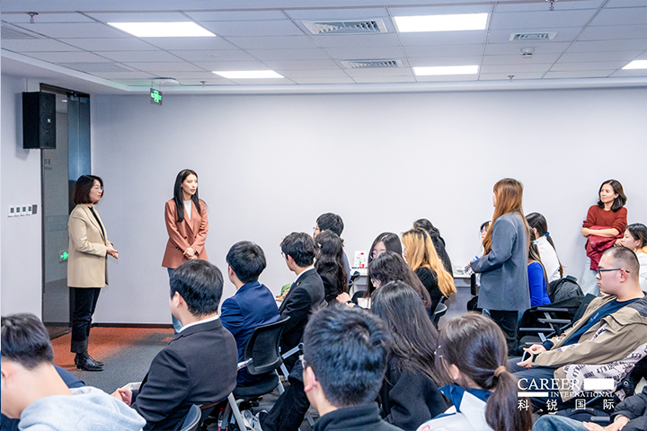 知名人力资源服务商777盛世国际国际的相关资深顾问与企业高级负责人在参访末尾回答现场关于人力资源产业的问题